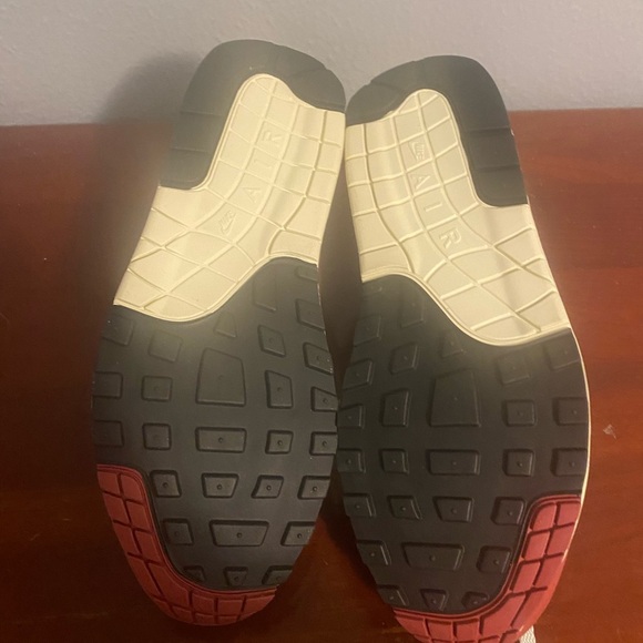 Nike Women's Athletic Shoes - Red and White Air Max 1 lady size 11 or men 9.5 - Picture 7 of 9
